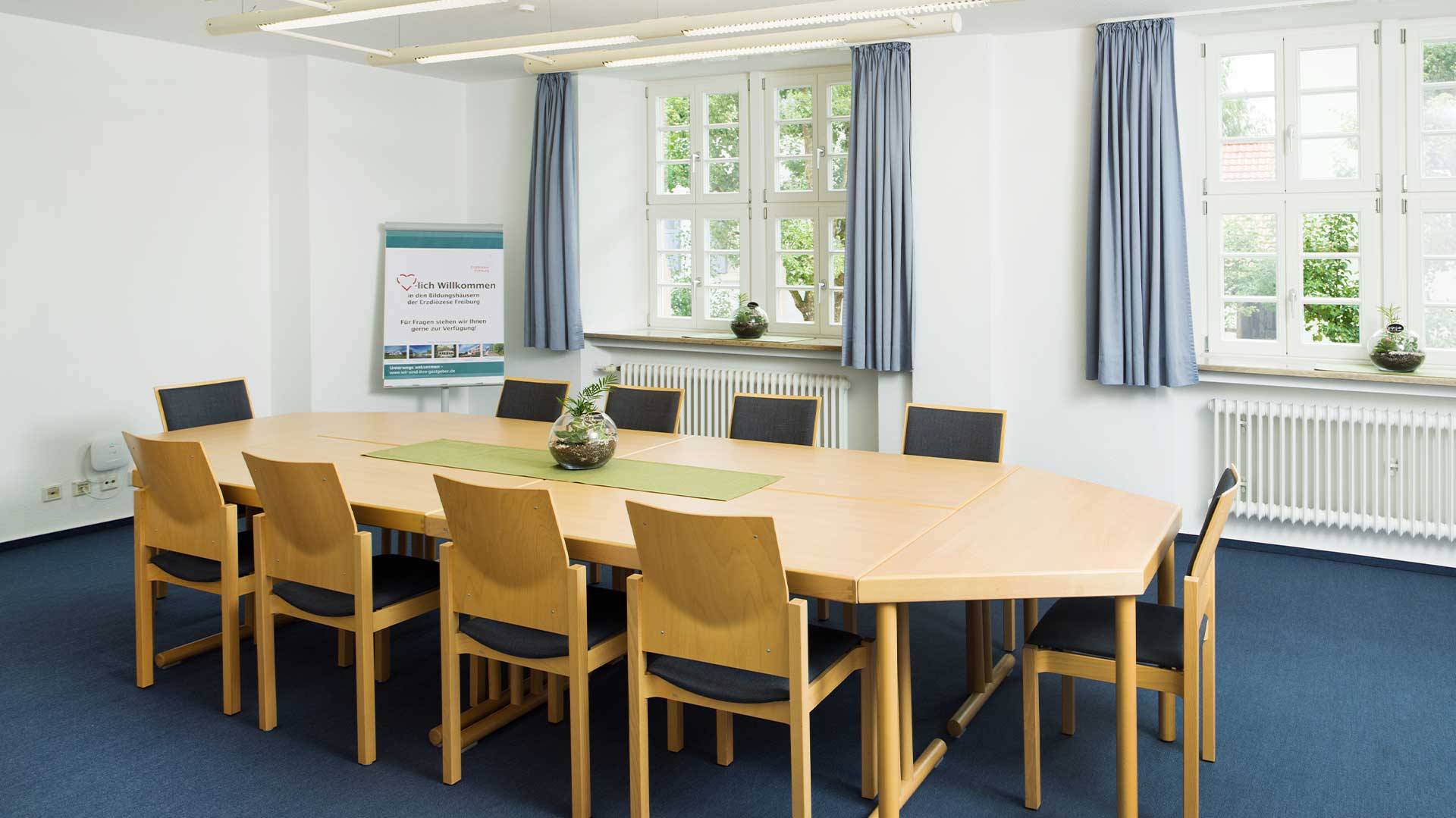 Quelle: Erzbischöfliches Seelsorgeamt Freiburg - Bildungshäuser und Familienferienstätten Ansicht Konferenzraum im Bildungshaus Neckarelz