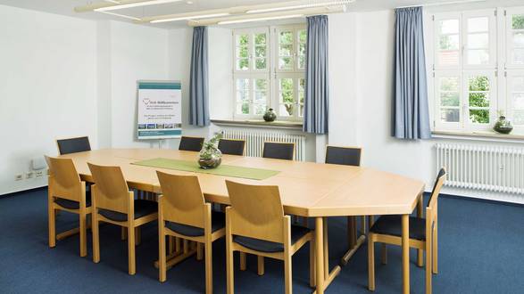 Quelle: Erzbischöfliches Seelsorgeamt Freiburg - Bildungshäuser und Familienferienstätten Ansicht Konferenzraum im Bildungshaus Neckarelz