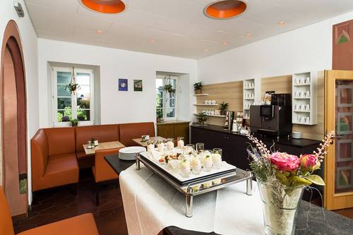 Quelle: Erzbischöfliches Seelsorgeamt Freiburg - Bildungshäuser und Familienferienstätten Ansicht mit Kaffee und Nachtisch im Bildungshaus Neckarelz