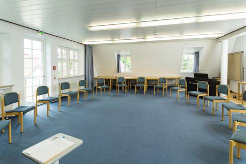 Quelle: Erzbischöfliches Seelsorgeamt Freiburg - Bildungshäuser und Familienferienstätten Ansicht vom Seminarraum 2 mit Stuhlkreis im Bildungshaus Neckarelz