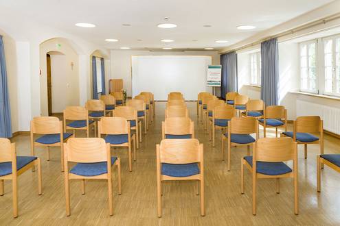 Quelle: Erzbischöfliches Seelsorgeamt Freiburg - Bildungshäuser und Familienferienstätten Ansicht vom großen Tagungsraum mit Vortragsbestuhlung