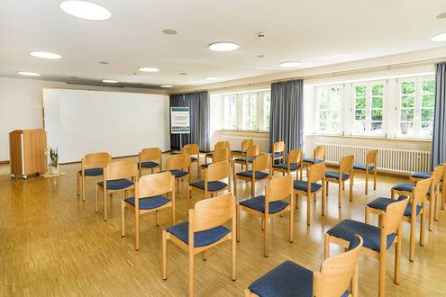 Quelle: Erzbischöfliches Seelsorgeamt Freiburg - Bildungshäuser und Familienferienstätten Ansicht Großer Saal mit Vortragsstuhlung im Bildungshaus Neckarelz