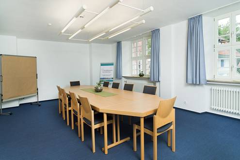 Quelle: Erzbischöfliches Seelsorgeamt Freiburg - Bildungshäuser und Familienferienstätten Ansicht vom Konferenzraum mit Besprechungstisch