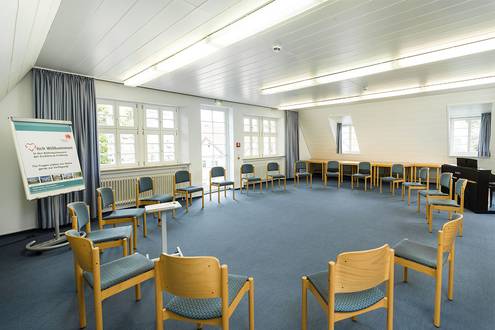 Quelle: Erzbischöfliches Seelsorgeamt Freiburg - Bildungshäuser und Familienferienstätten Ansicht vom Seminarraum 2 mit Stuhlkreis