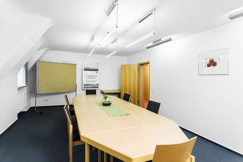 Quelle: Erzbischöfliches Seelsorgeamt Freiburg - Bildungshäuser und Familienferienstätten Ansicht vom Konferenzraum mit Besprechungstisch