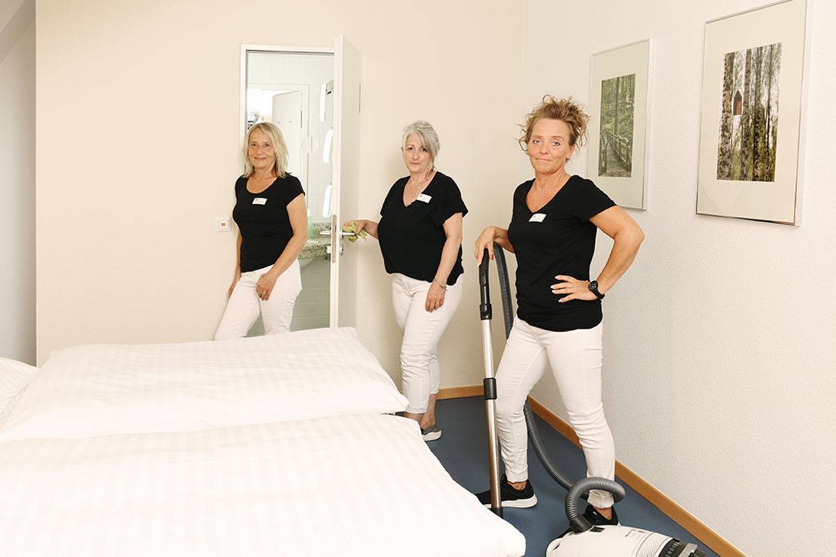 Quelle: Erzbischöfliches Seelsorgeamt Freiburg - Bildungshäuser und Familienferienstätten Gruppenbild vom Housekeeping-Team im Bildungshaus Neckarelz