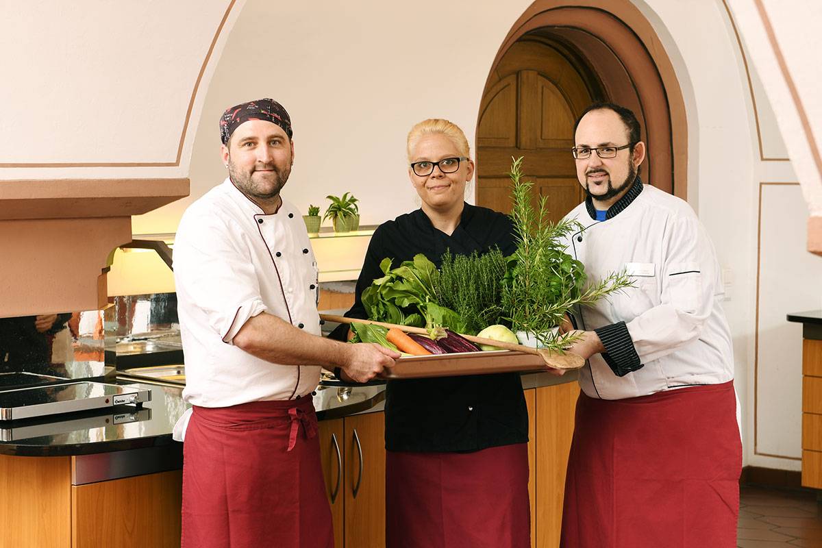 Quelle: Erzbischöfliches Seelsorgeamt Freiburg - Bildungshäuser und Familienferienstätten Gruppenbild vom Küchenteam im Bildungshaus Neckarelz