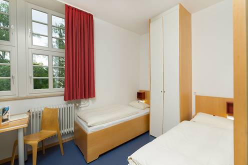 Ansicht vom Zweibettzimmer mit getrennten Betten im Bildungshaus Neckarelz