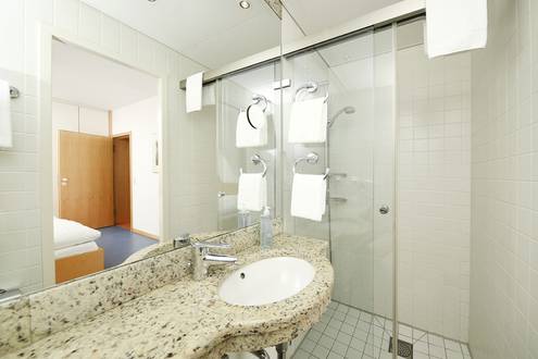 Ansicht Bad vom Doppelzimmer im Bildungshaus Neckarelz