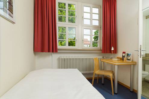 Ansicht vom Bett aus eines Einzelzimmers im Bildungshaus Neckarelz