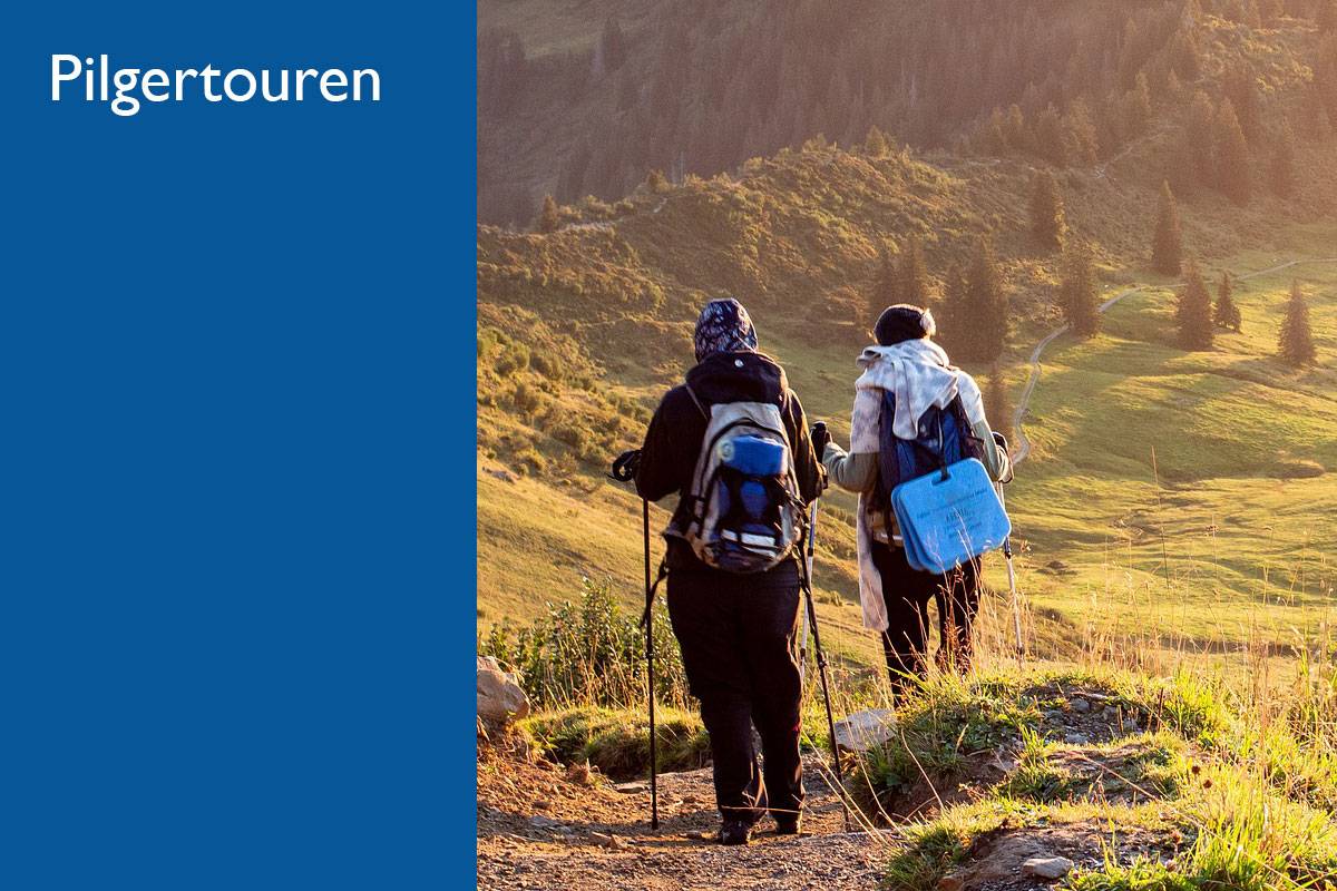 Ansicht von zwei Wanderern auf einem Wanderweg