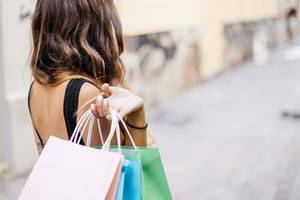 Quelle: pixabay.de Ansicht einer Frau beim Shoppen