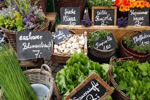 Quelle: pixabay.de Ansicht von einem Marktstand mit Kräutern