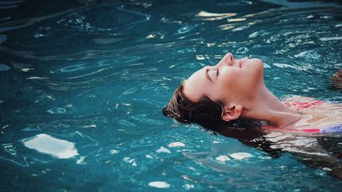 Ansicht von einer Schwimmerin im Wasser