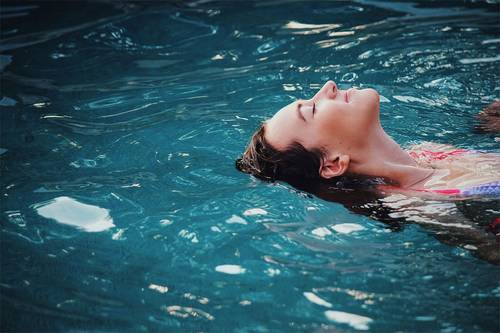 Ansicht Frau im Wasser beim Schwimmen