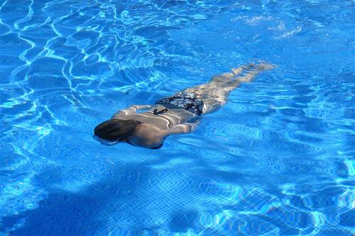 Ansicht Pool mit Frau, die taucht