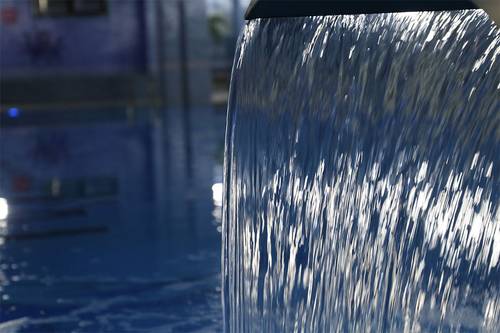 Ansicht Pool mit Wasserlauf