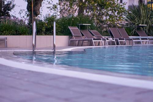 Ansicht von einem Pool mit Liegen