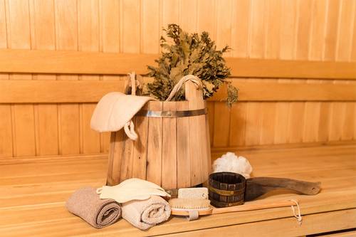 Ansicht in Sauna mit Saunauntensilien