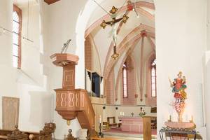 Quelle: Erzbischöfliches Seelsorgeamt Freiburg - Bildungshäuser und Familienferienstätten Innenansicht der Tempelhauskirche im Bildungshaus Neckarelz