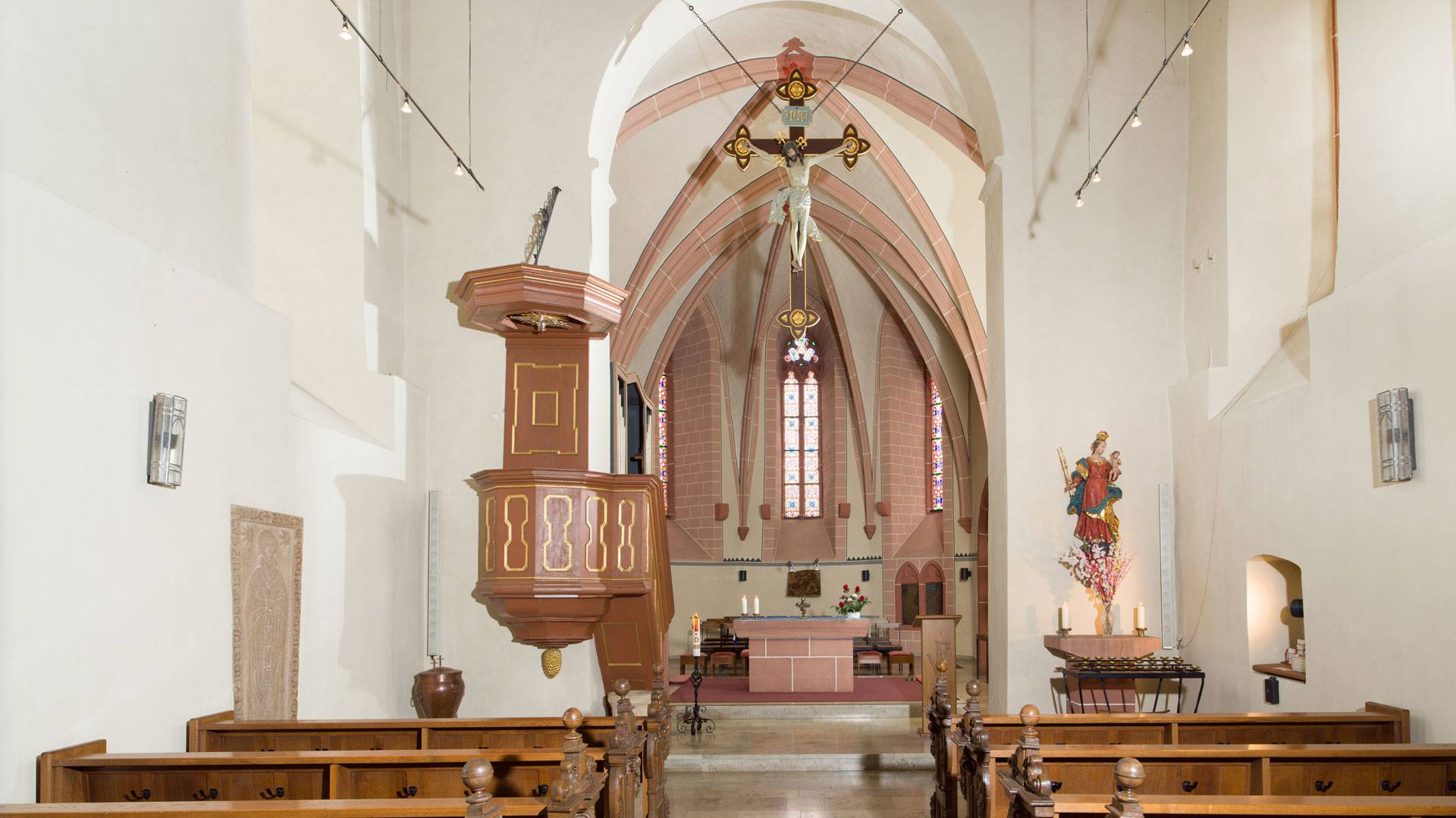 Quelle: Erzbischöfliches Seelsorgeamt Freiburg - Bildungshäuser und Familienferienstätten Innansicht der Tempelhauskirche beim Bildungshaus Neckarelz