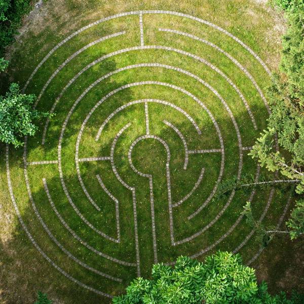 Ein runder Labyrinth aus Gras