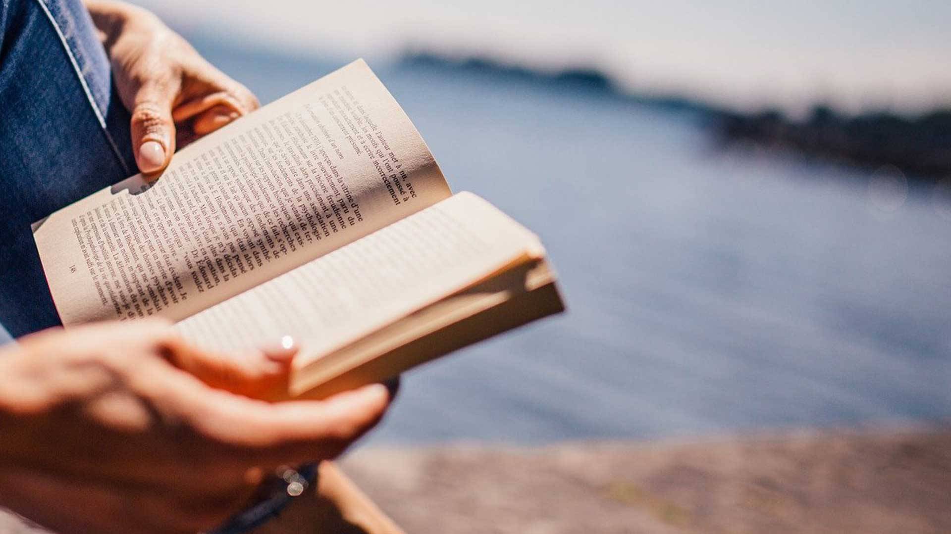 Quelle: pixabay.de Hände mit Buch im Hintergrund Wasser