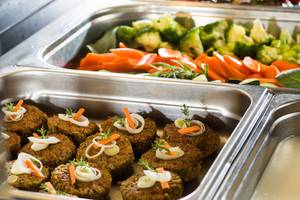 Ansicht vom Mittagsbuffet mit Gemüse und Fleisch