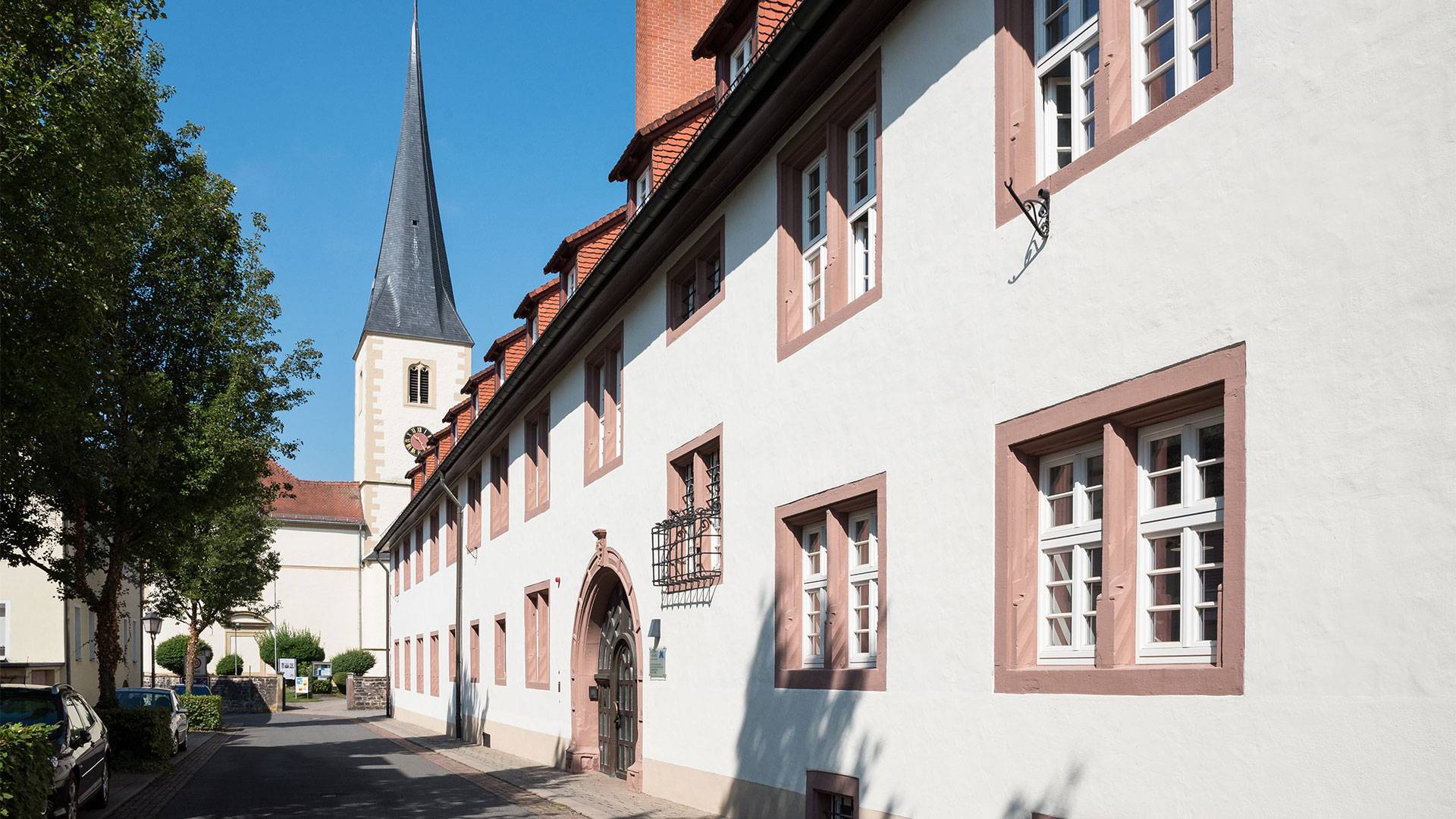 Hausansicht Bildungshaus Neckarelz mit Kirche